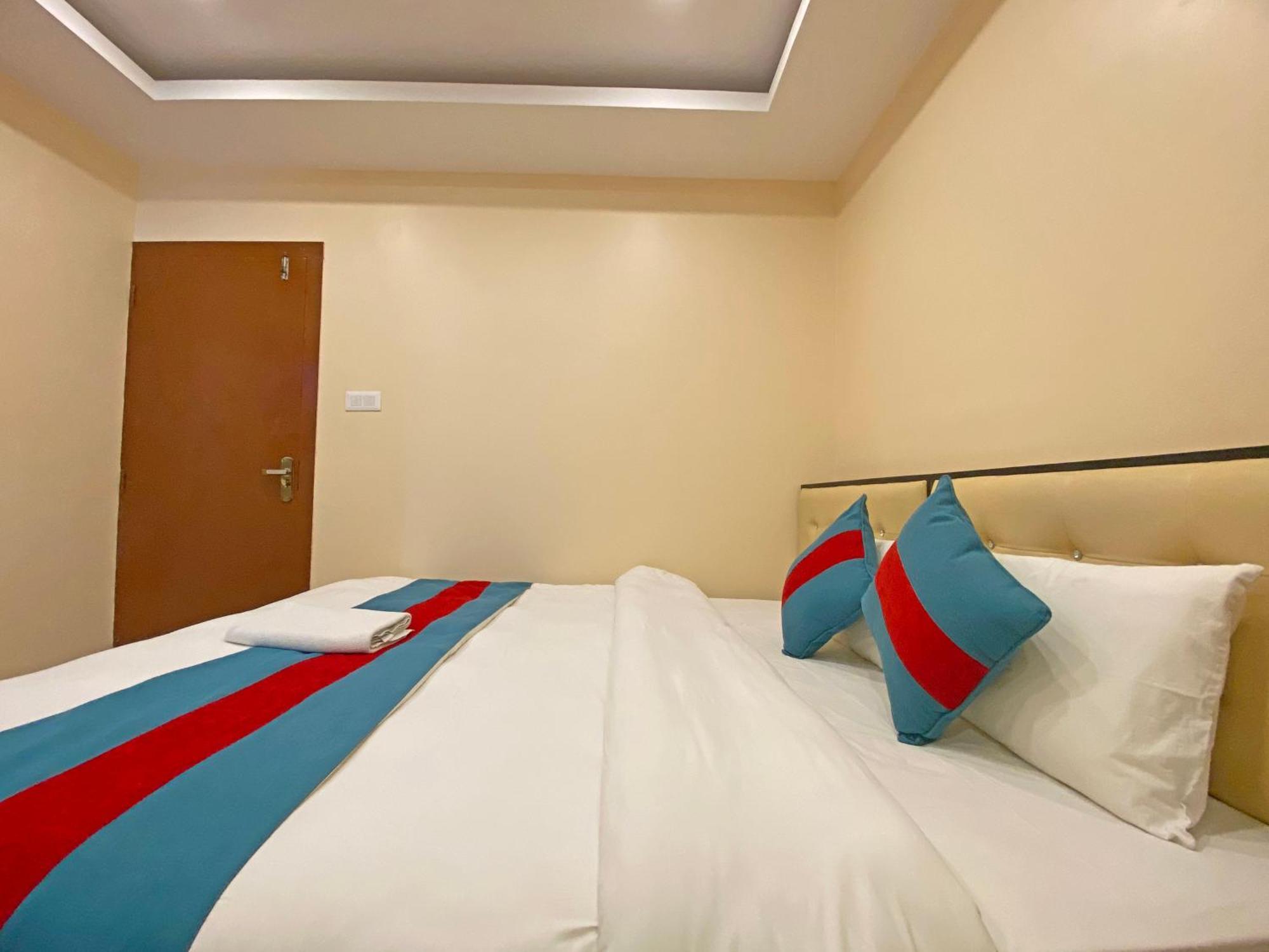 Hotel Airport Holiday カトマンズ エクステリア 写真